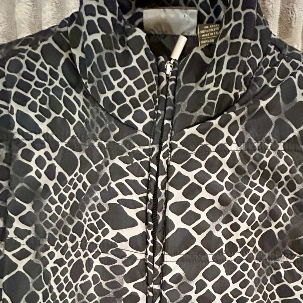 🏷️CLEARANCE! Jane Ashley Black White Snake Puffer Vest Large Quilted Zip Waist
